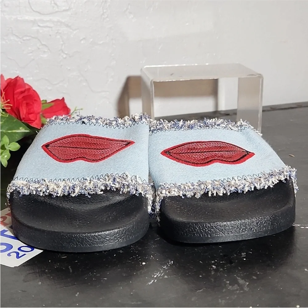 Yoki Blue Denim Frayed Slide Sandal Chic Whimsical Red Sequin Lip Design NWT S-9 - Picture 3 of 16